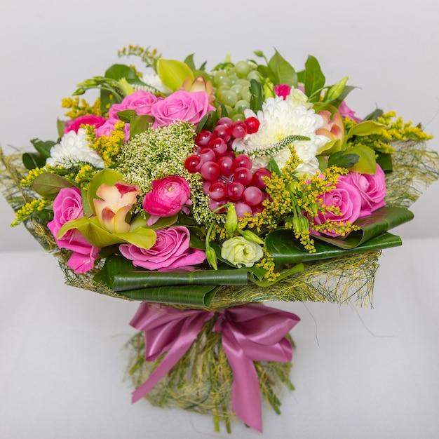 Foto een boeket van gemengde bloemen op een witte achtergrond