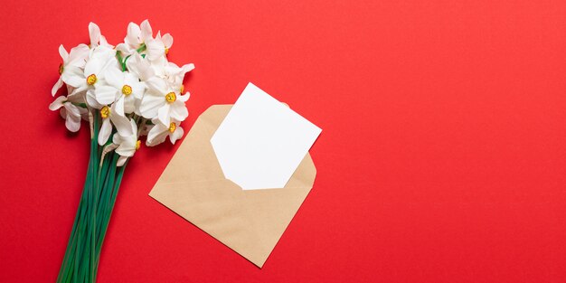 Foto een boeket van heldere bloemen met bewerkte convertor en een leeg blad van document mockup