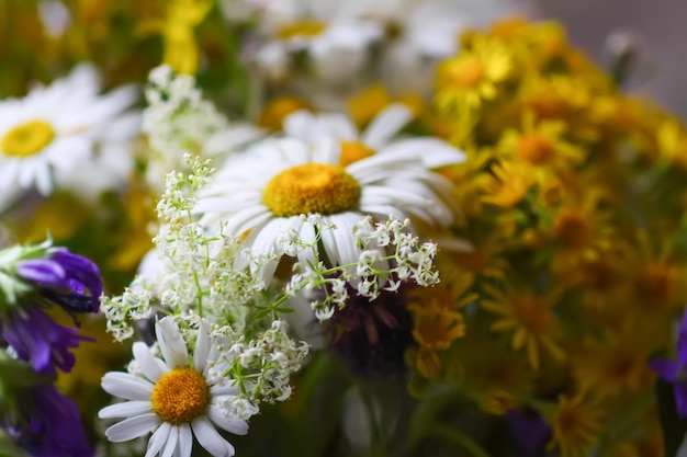 Een boeket van heldere zomerbloemen