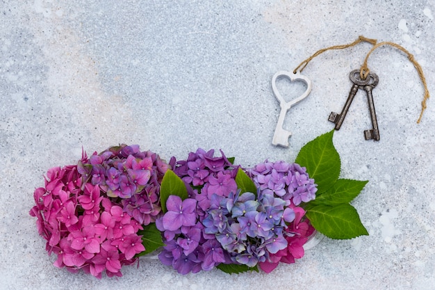 een boeket van hortensia&#39;s en toetsen op een lichte achtergrond