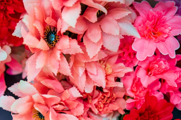 Een boeket van kleurrijke kunstbloemen close-up bloemenvervaardiging voor een vakantie of bruiloft Kunstbloemen voor een graf of begrafenis