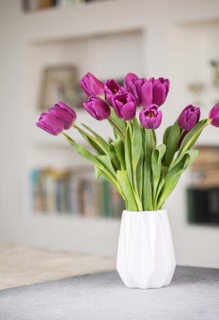 Een boeket van lila tulpen in een vaas