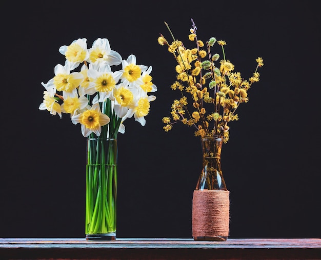 Een boeket van narcissenbloemen en een boeket van bloeiende wilgen