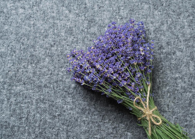 Een boeket verse lavendel op een grijze achtergrond 2