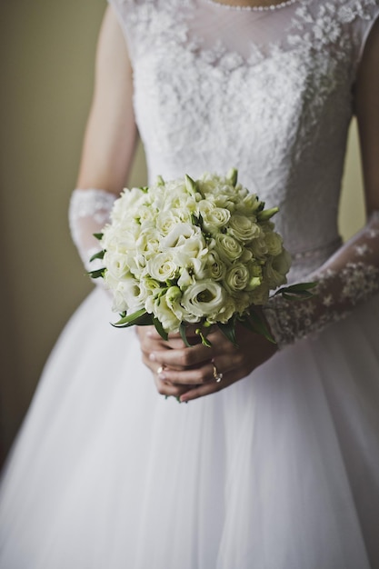 Een boeket witte rozen in handen van bruid 5141