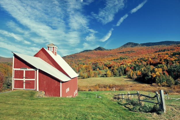 Een boerderij en herfstgebladerte in New England