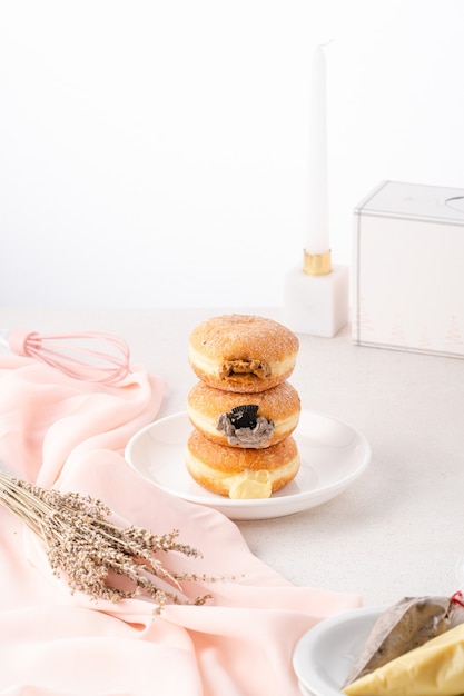 Een bombolone of bomboloni is een met Italiaans gevulde donut en wordt gegeten als snack en dessert