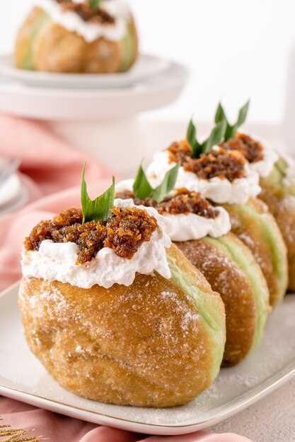 Een bombolone of bomboloni is een met Italiaans gevulde donut en wordt gegeten als snack en dessert