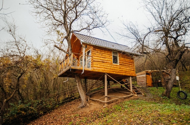 een boomhut met een dak dat zegt dat het huis