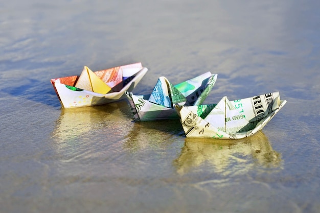 Een boot gemaakt van papiergeld