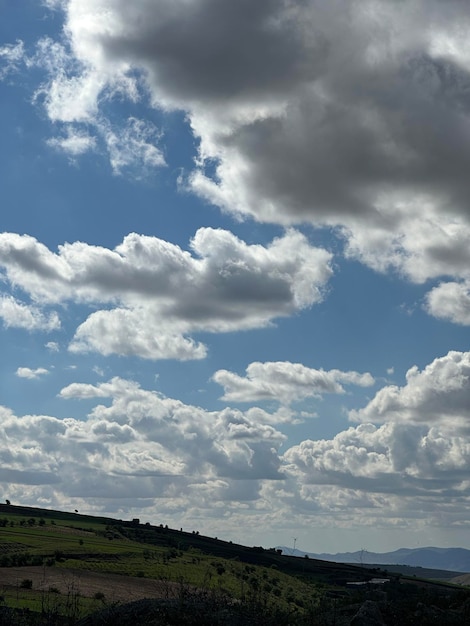 Foto een boot in een veld met een blauwe lucht en wolken.