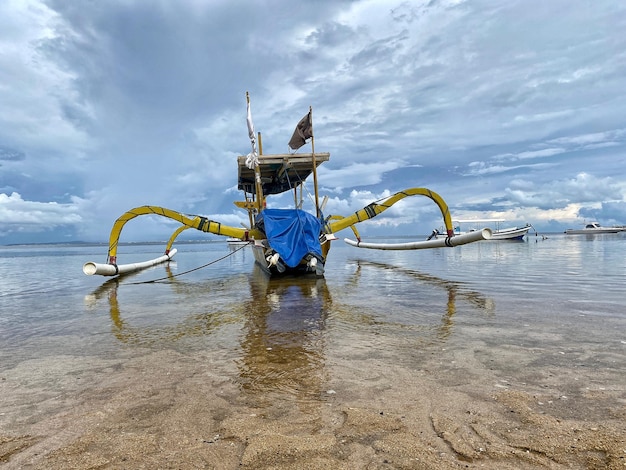 Een boot in het water met het woord zee erop