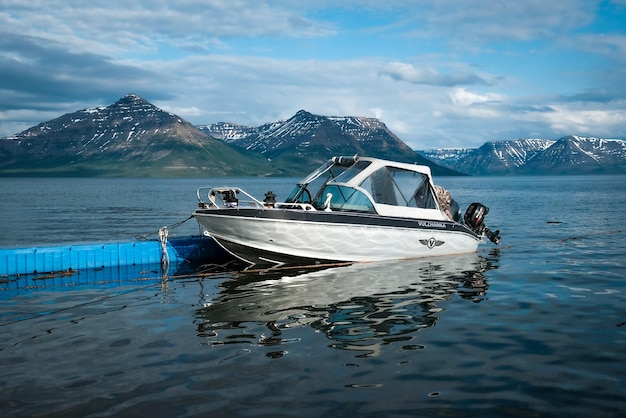 Foto een boot met aan de zijkant een blauw zeildoek