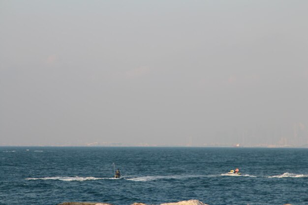 een boot met een zeil erop is in het water