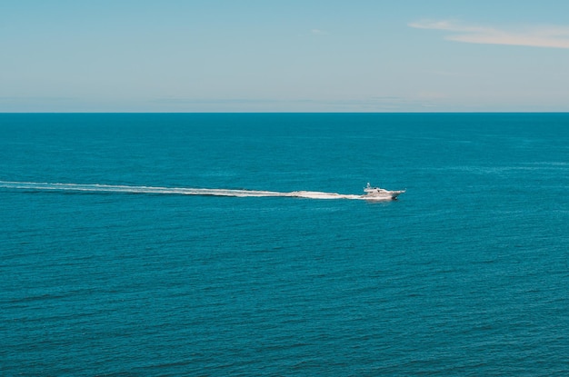 Foto een boot midden op de oceaan