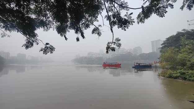 Een boot op de rivier in Kolkata