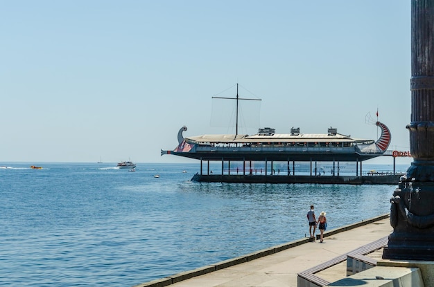 Een boot op het water met een vlag op de top