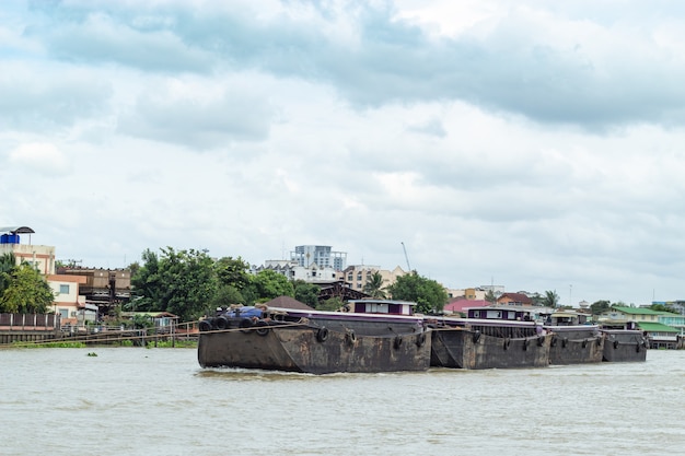 Een bootlading van zand in de Chao Phraya-rivier, Thailand