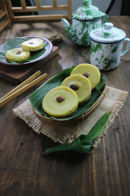 Een bord ananasschijfjes met daarop een bananenblad.