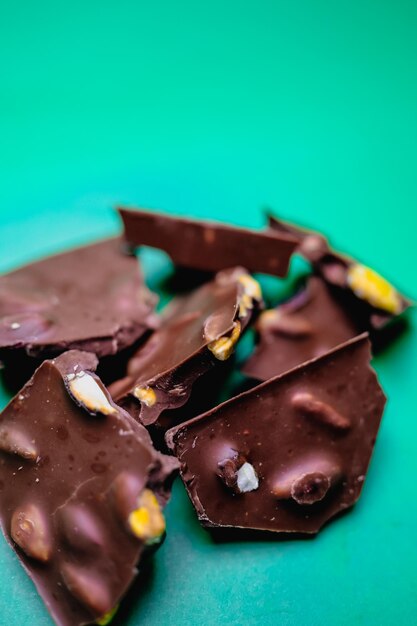 Een bord chocolaatjes met het woord candy erop