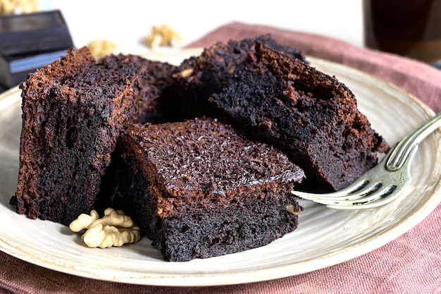 Een bord chocolade bananenbrood met walnoten erop.