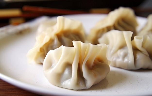 Een bord dumplings op tafel