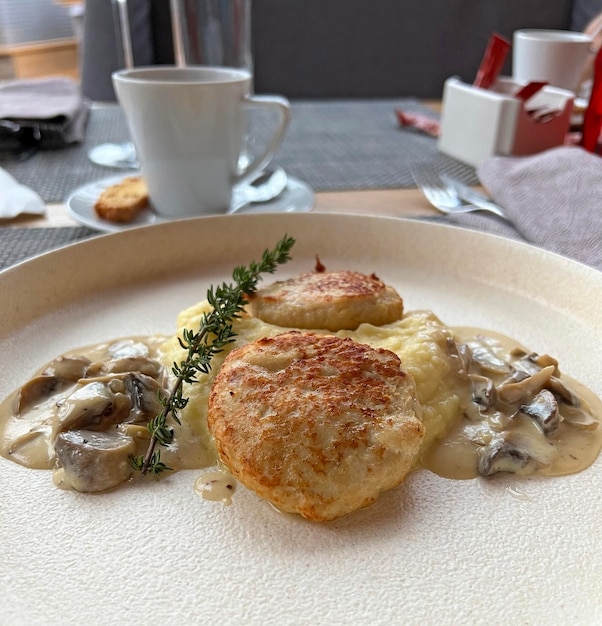 Een bord eten met champignons en champignons erop