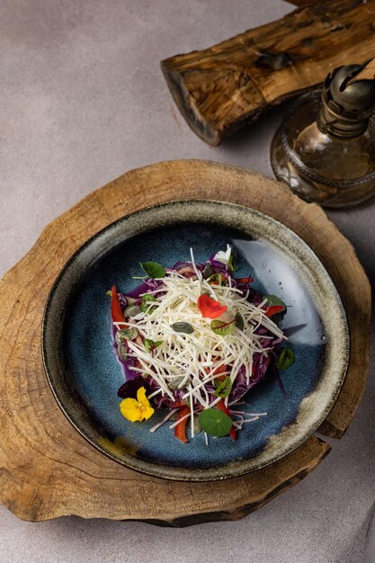 Een bord eten met een blauwe kom met een gele bloem erop