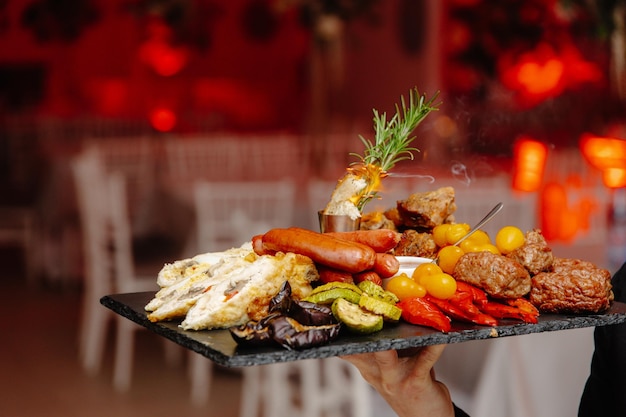 Een bord eten met een glas rode wijn op de achtergrond