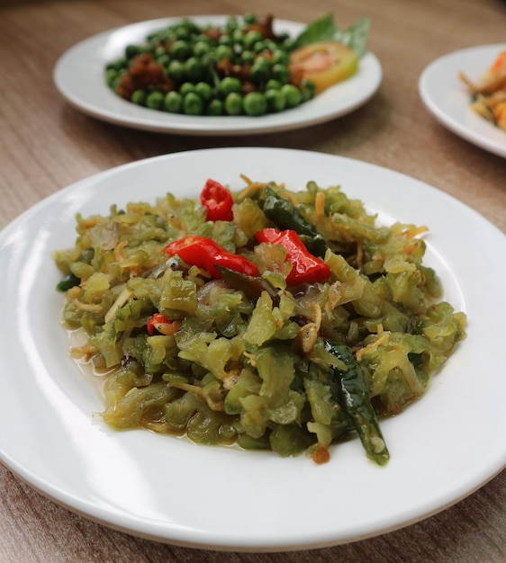 Een bord eten met een groene groente erop