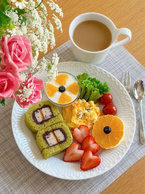 Een bord eten met een kopje koffie en een bloem erbij.