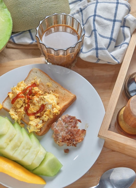 Een bord eten met een sneetje brood met een banaan erop.