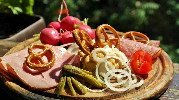 Een bord eten met veel groenten erop