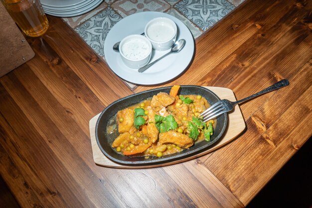 Een bord eten op tafel met een vork en een bord eten erop