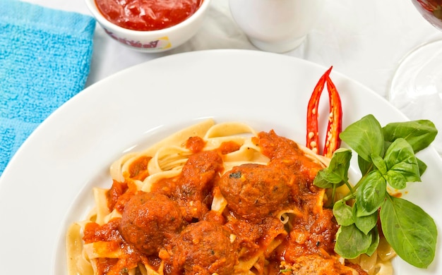 Een bord Fettuccine en Gehaktballetjes Pasta met Tomatensaus