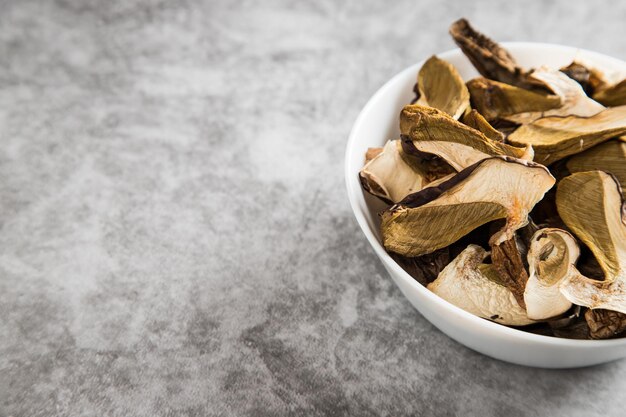 Een bord gedroogde eekhoorntjesbrood Ruimte kopiëren Uitdroging van producten