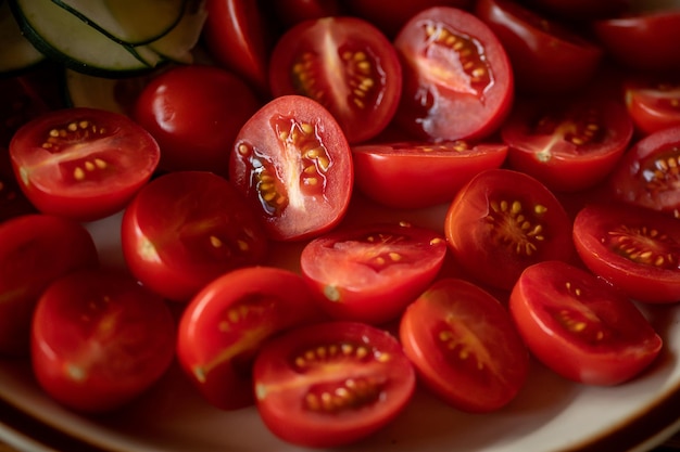 Een bord gesneden tomaten met de zaden van de tomaat.