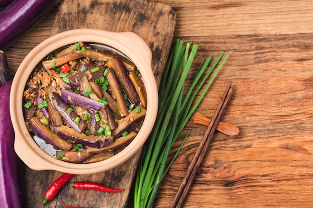 Een bord gestoofde aubergine