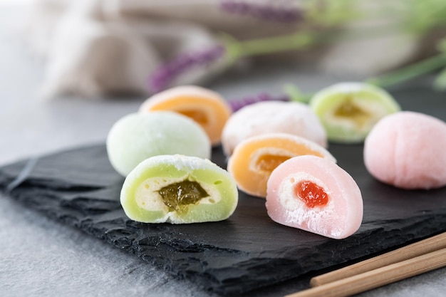 Een bord Japans eten met een verscheidenheid aan Japans eten erop