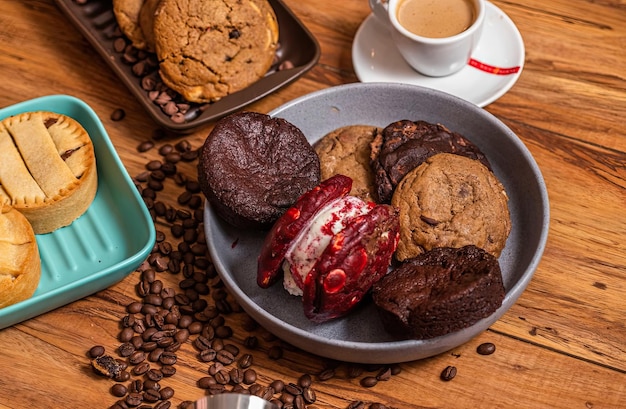 Een bord koekjes en koffie op een tafel met een koffiekopje en een bord koekjes.