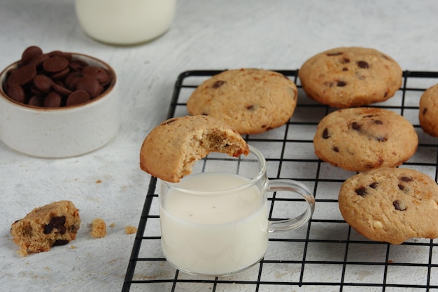 een bord met chocoladeschilferskoekjes op witte achtergrond