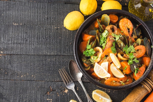 Een bord met curry-zeevruchten