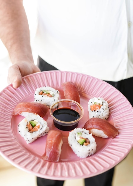 Een bord met diverse stukjes sushi