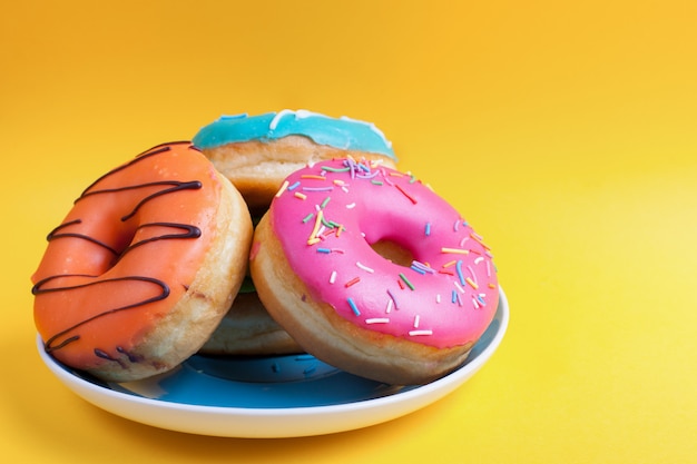 Een bord met donuts in het glazuur.