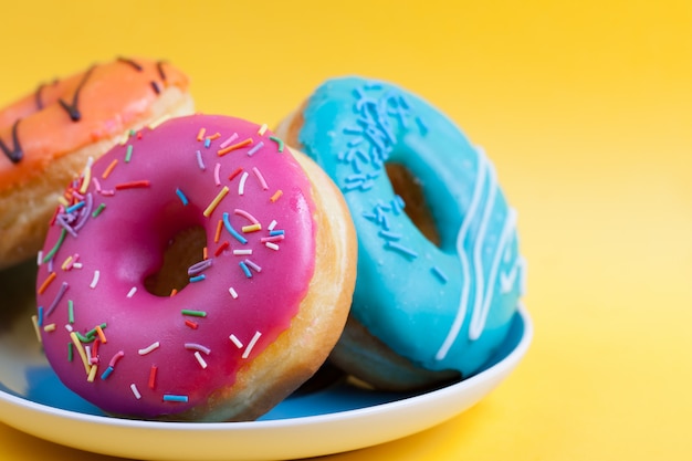 Een bord met donuts in het glazuur.