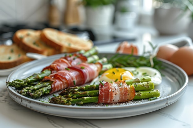 Een bord met gebakken asperges gewikkeld in Parma ham een ei en toast ernaast