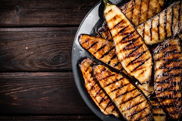 Een bord met gegrilde stukjes aubergine