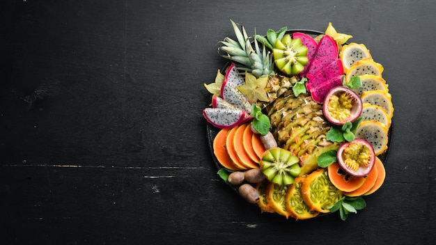 Een bord met gesneden tropisch fruit Bovenaanzicht Vrije ruimte voor tekst