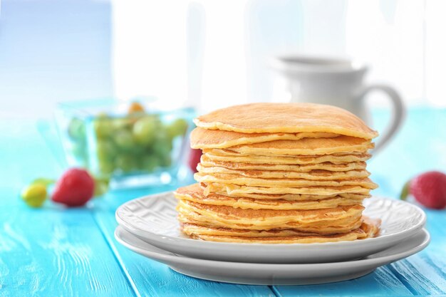 Een bord met heerlijke pannenkoeken op tafel.