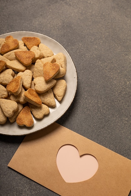 Foto een bord met koekjes en een envelop voor valentijnsdag